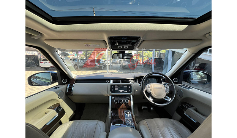 2016 Land Rover Range Rover Vogue image-8
