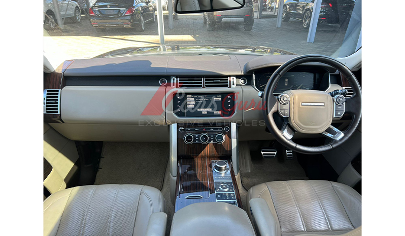 2016 Land Rover Range Rover Vogue image-9