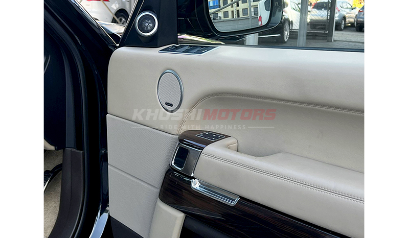 2016 Land Rover Range Rover Vogue image-17