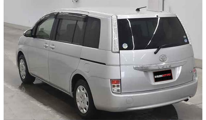 2017 Toyota Isis image-3