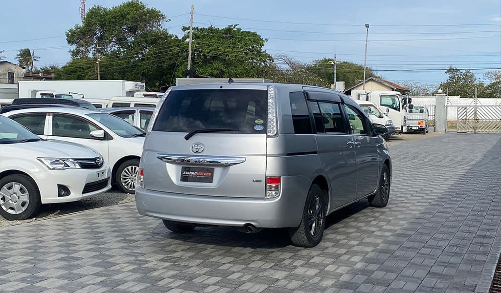 2017 Toyota Isis image-10