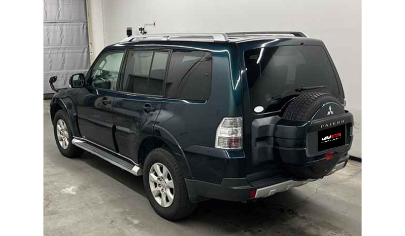 2009 Mitsubishi Pajero image-2
