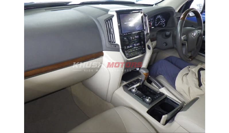 2017 Toyota Land Cruiser image-8