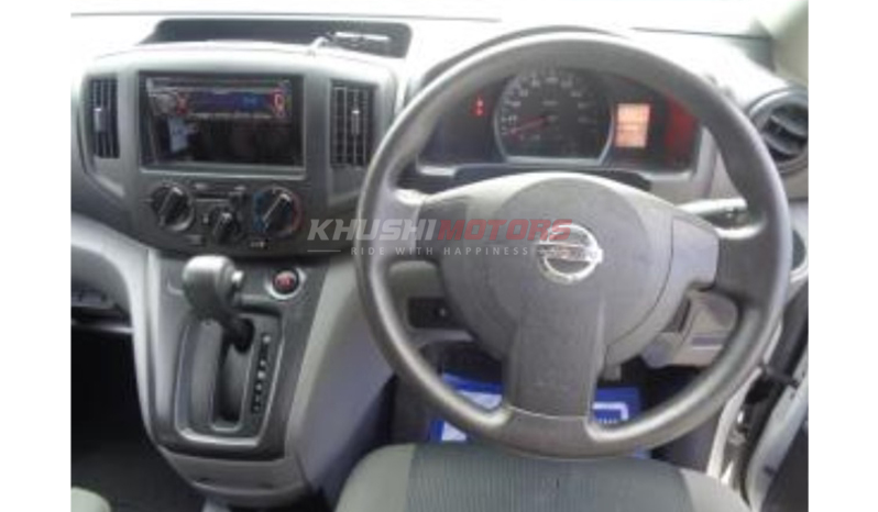 2017 Nissan NV200 image-2