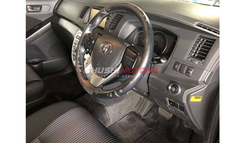 2017 Toyota Isis image-4
