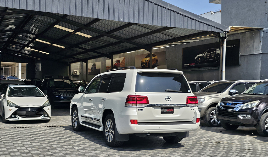 2017 Toyota Land Cruiser image-12