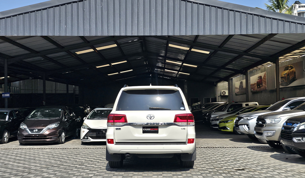 2017 Toyota Land Cruiser image-13