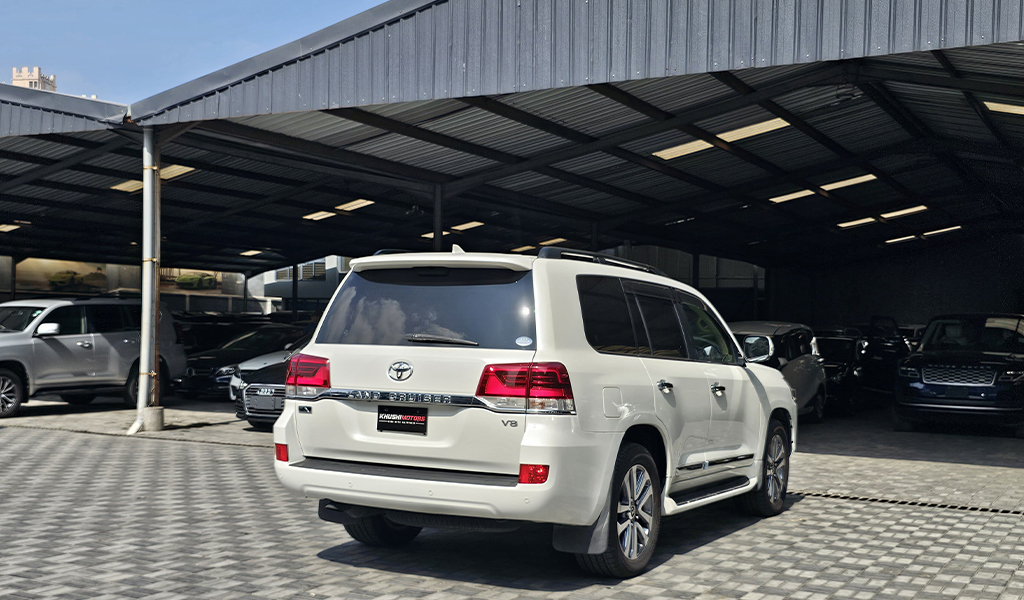 2017 Toyota Land Cruiser image-14