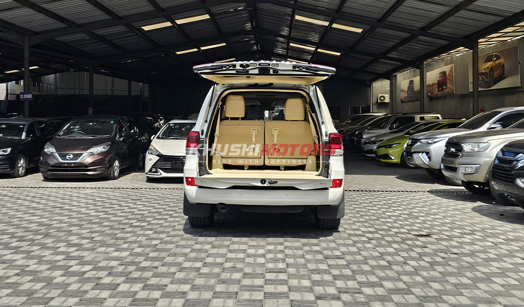 2017 Toyota Land Cruiser image-24