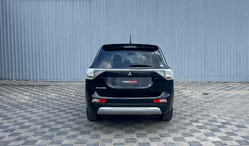 2015 Mitsubishi Outlander image-13