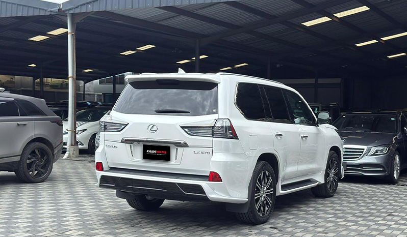 2018 Lexus LX570 image-12