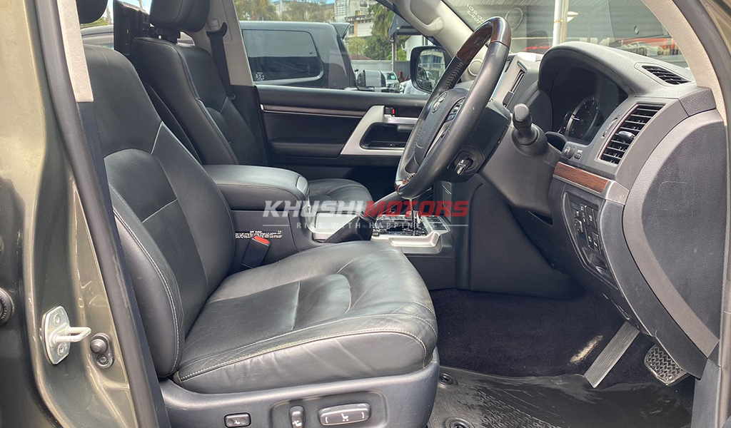 2017 Toyota Land Cruiser image-5