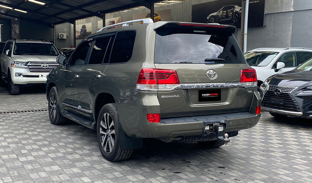2017 Toyota Land Cruiser image-8