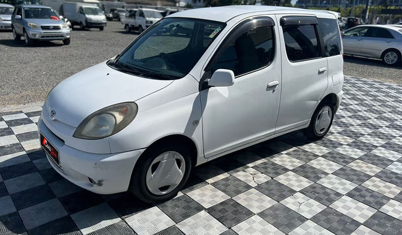 2002 Toyota Funcargo image-2