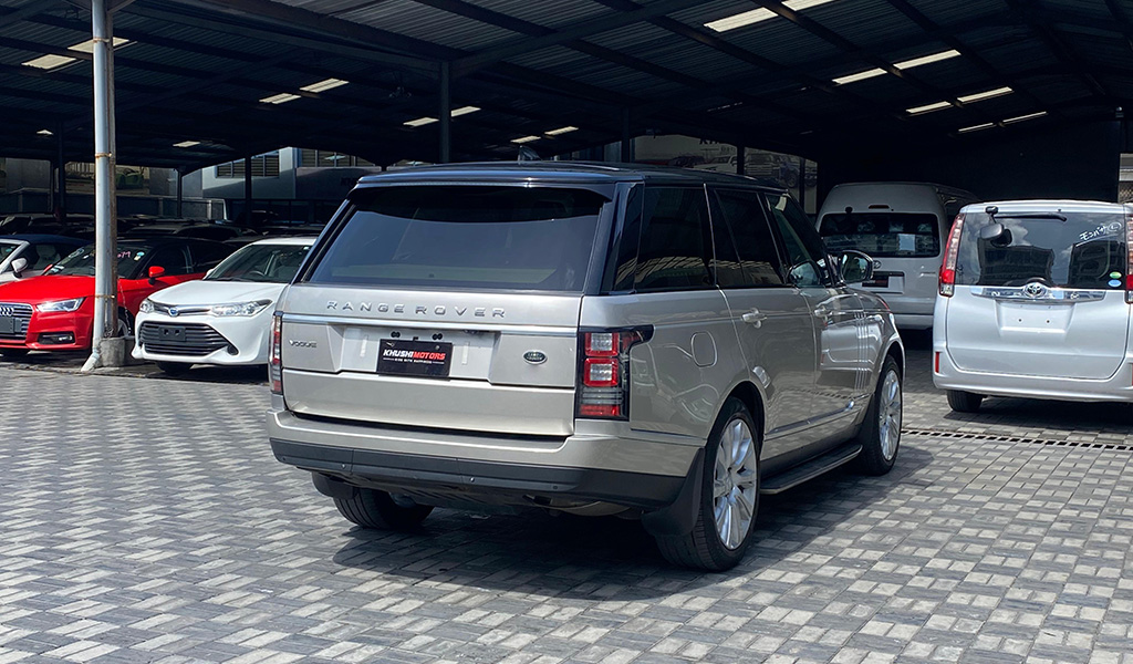 2017 Land Rover Range Rover Vogue image-5