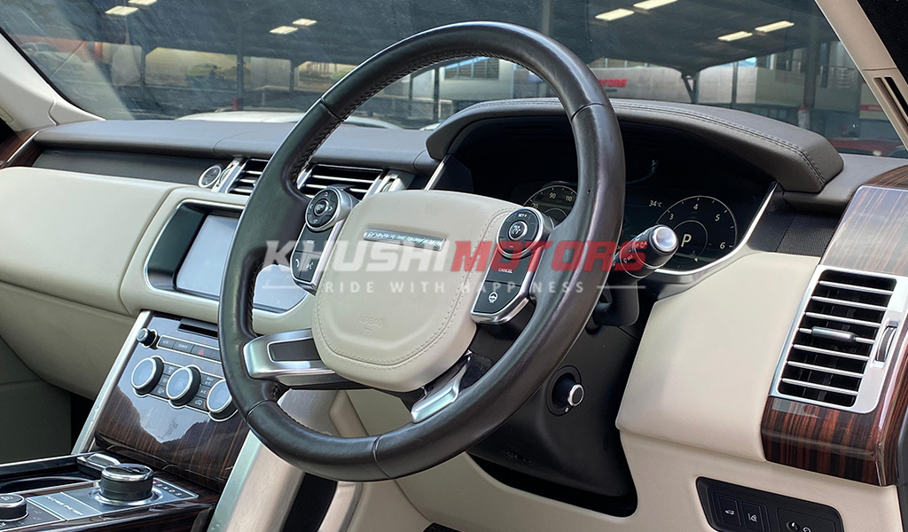 2017 Land Rover Range Rover Vogue image-6
