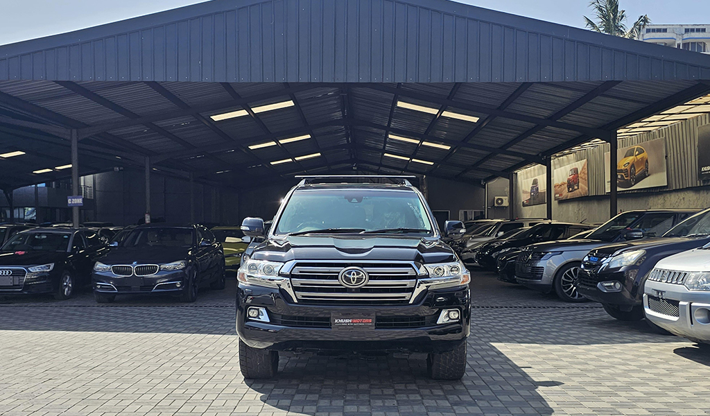 2017 Toyota Land Cruiser Sahara image-2