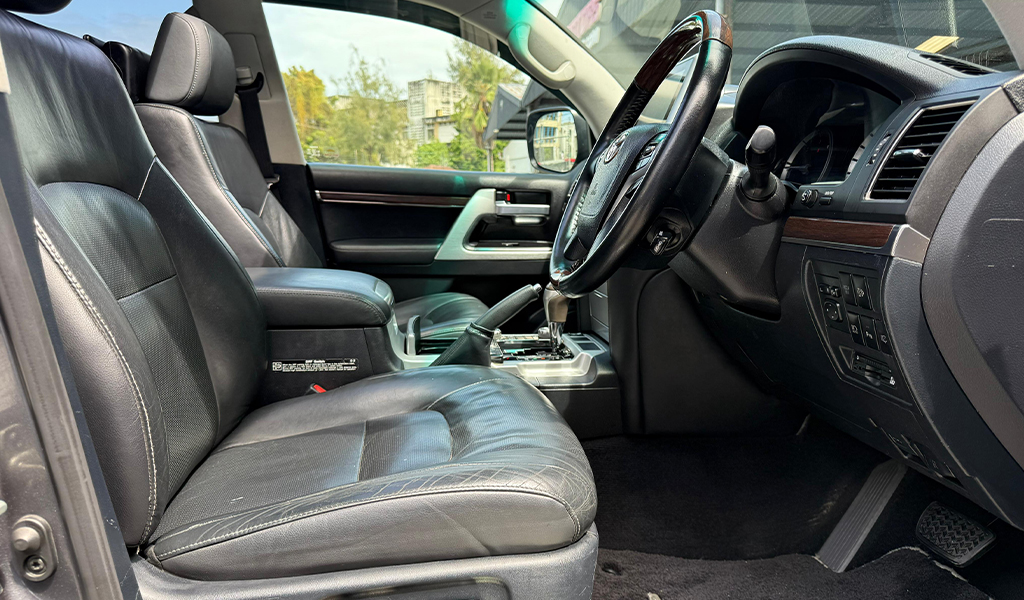 2015 Toyota Land Cruiser image-7