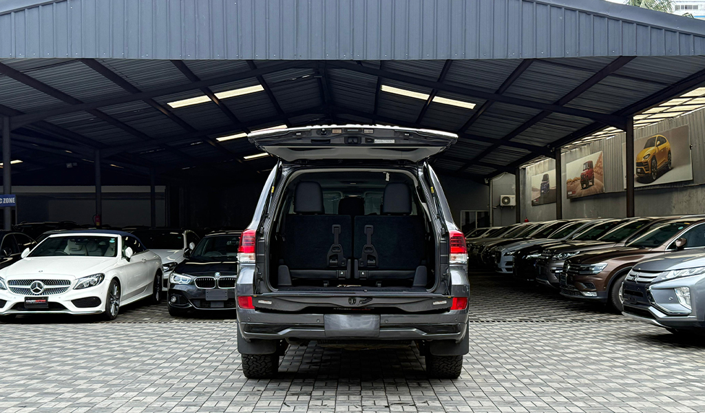 2015 Toyota Land Cruiser image-16