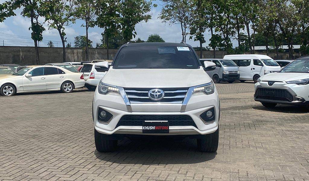 2017 Toyota Fortuner image-1