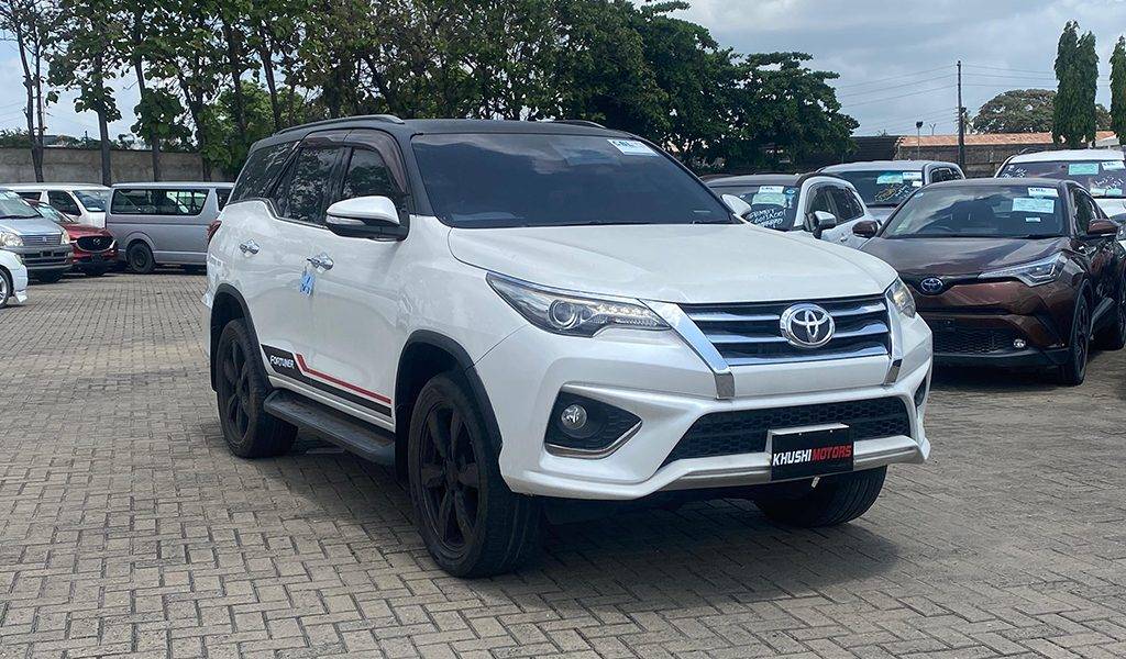 2017 Toyota Fortuner image-2