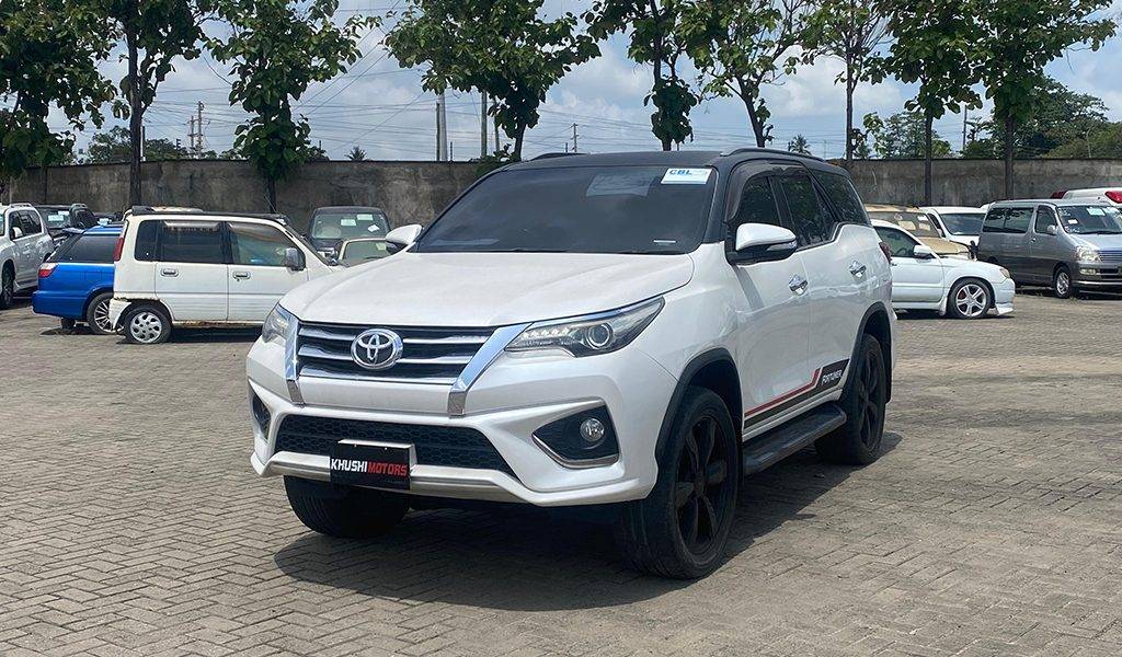 2017 Toyota Fortuner image-3