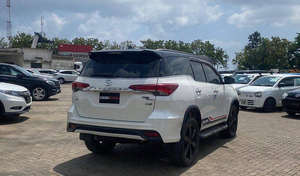 2017 Toyota Fortuner image-5