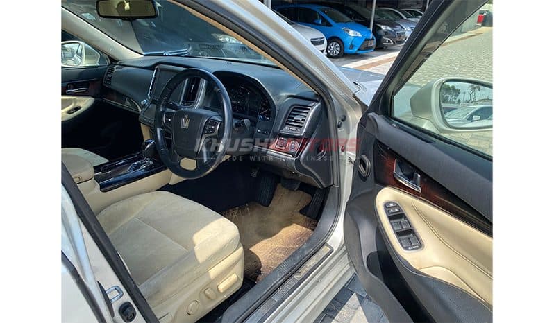 2016 Toyota Crown image-12