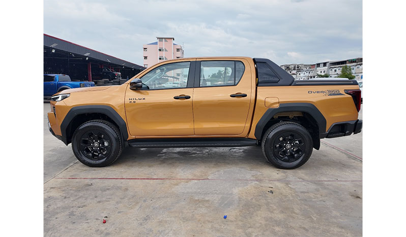 2025 Toyota Hilux image-8