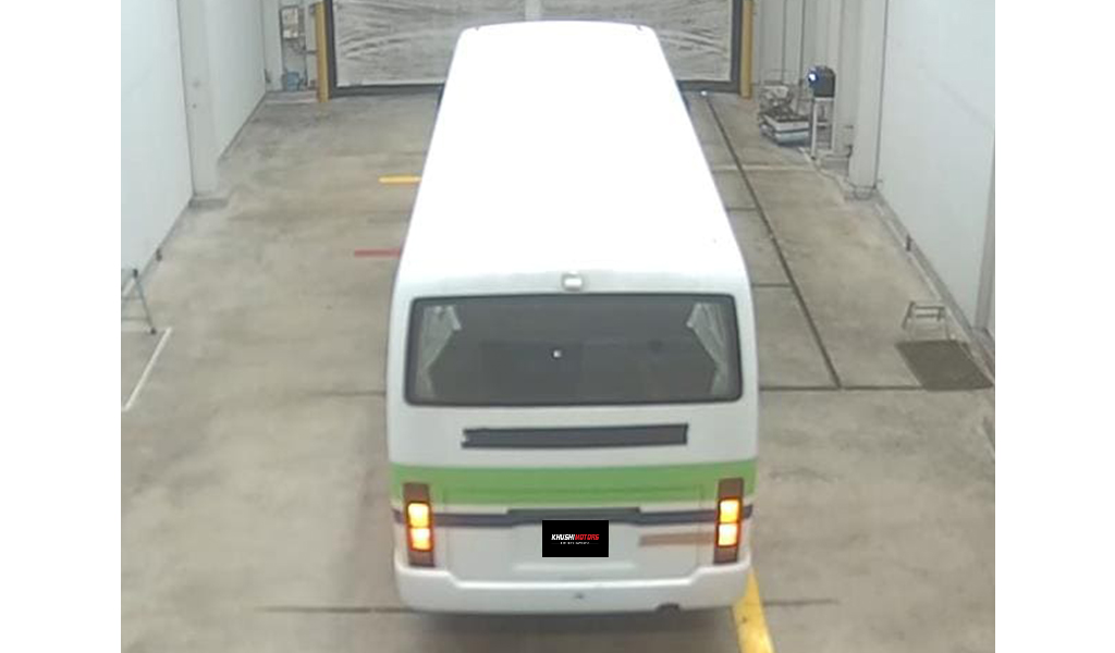 2000 Isuzu Journey image-2