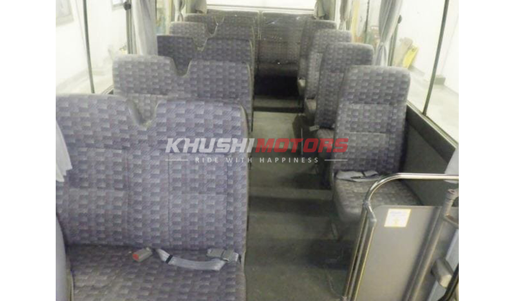 2000 Isuzu Journey image-3