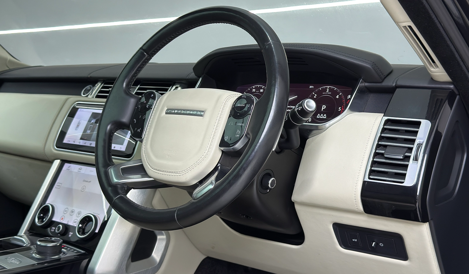 2019 Land Rover Range Rover Vogue image-2