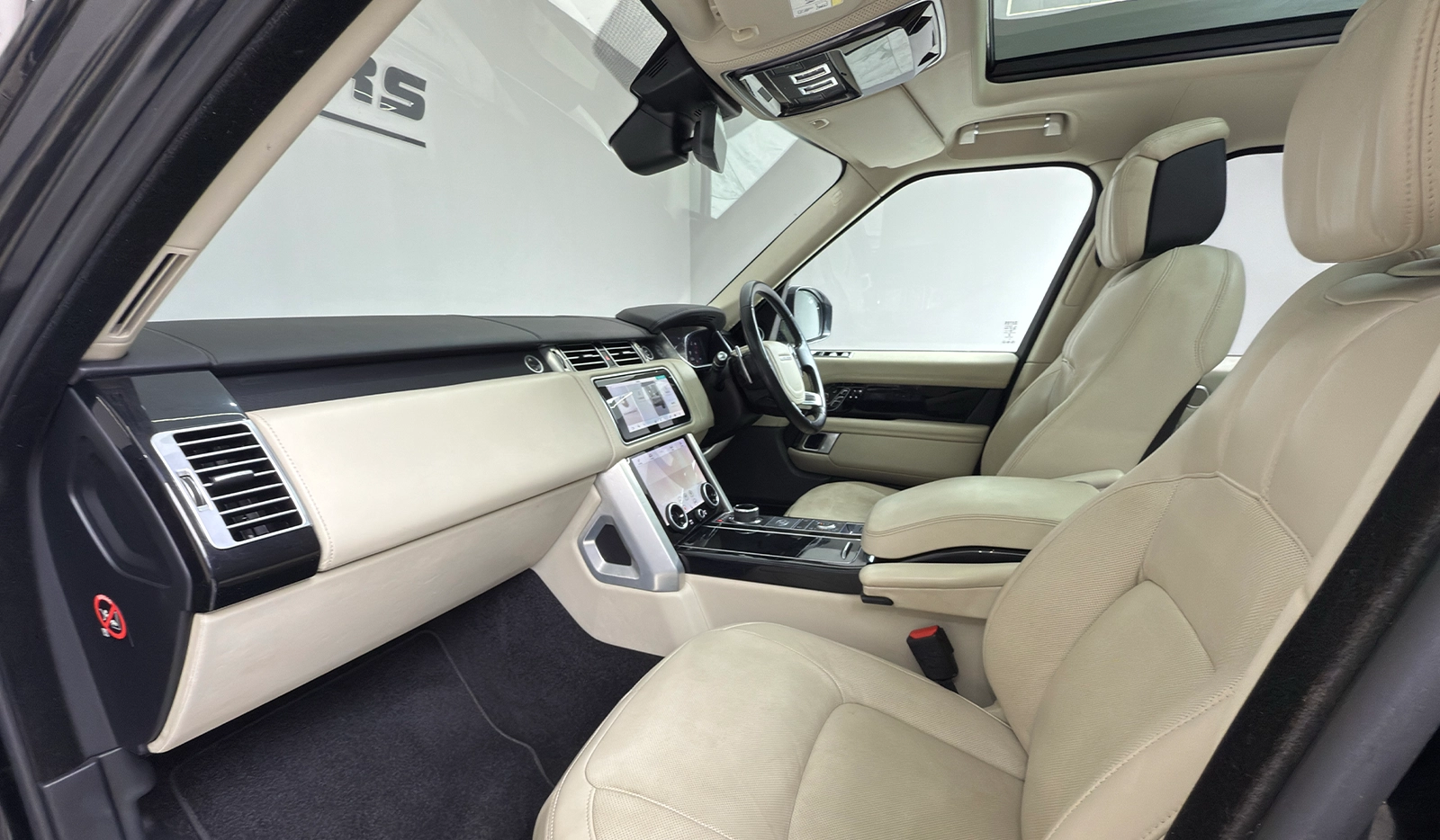 2019 Land Rover Range Rover Vogue image-8