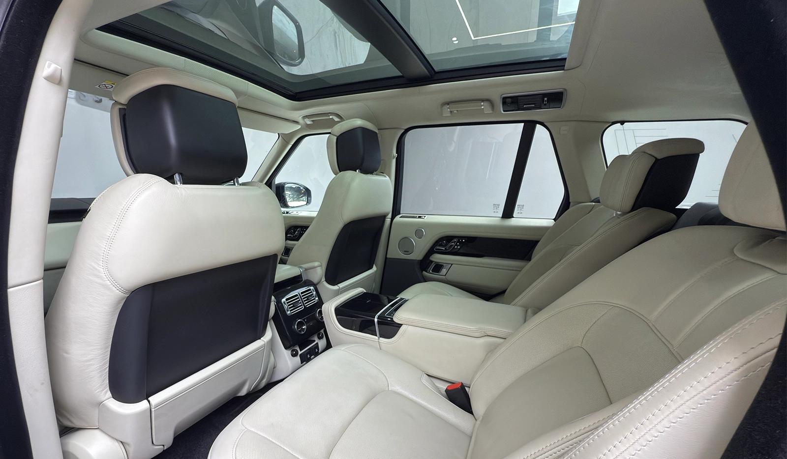 2019 Land Rover Range Rover Vogue image-10