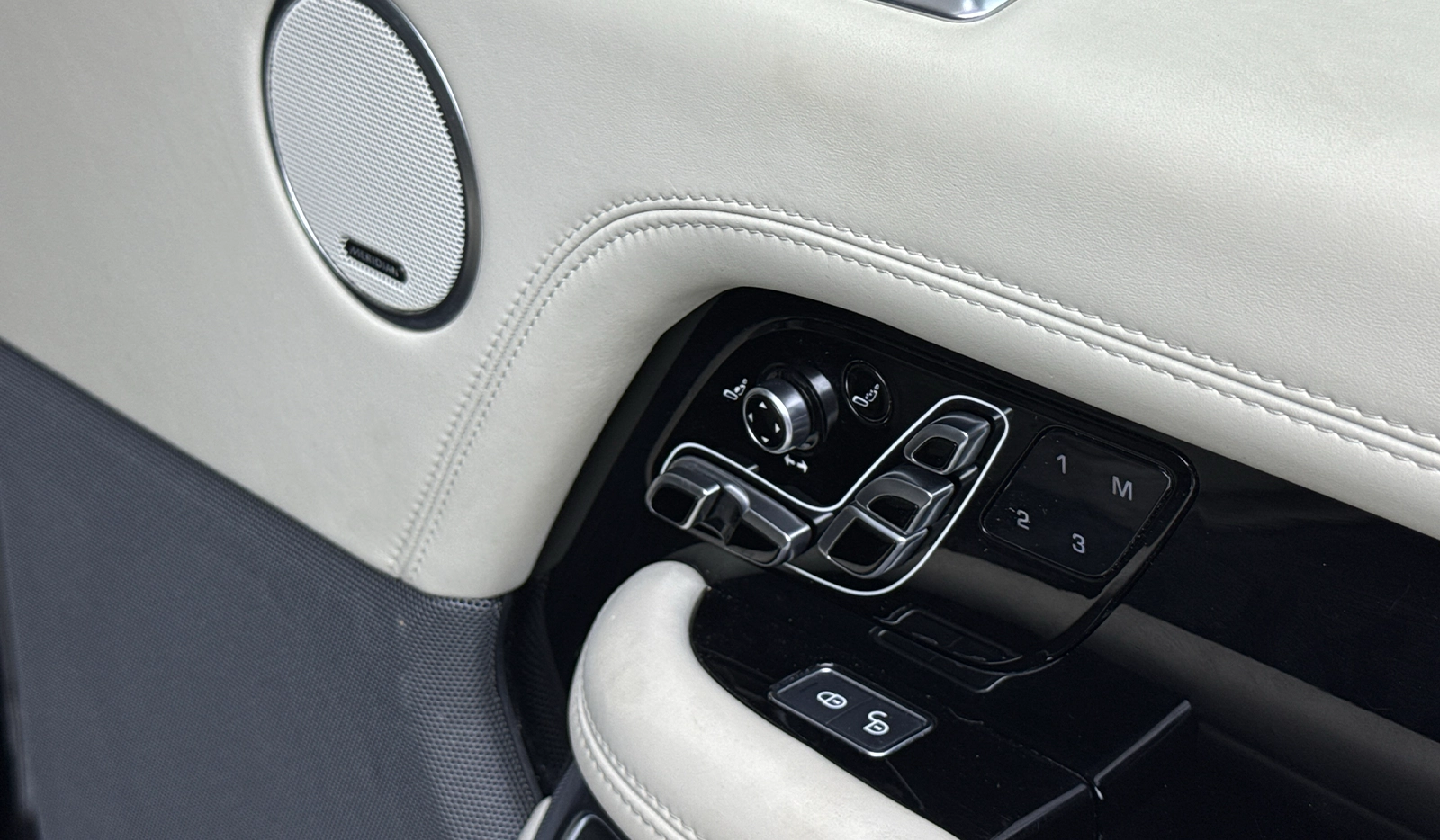 2019 Land Rover Range Rover Vogue image-15