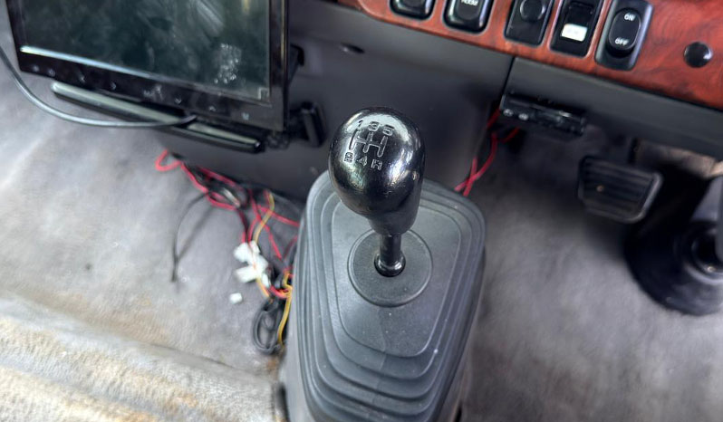 2004 Nissan Civilian image-9