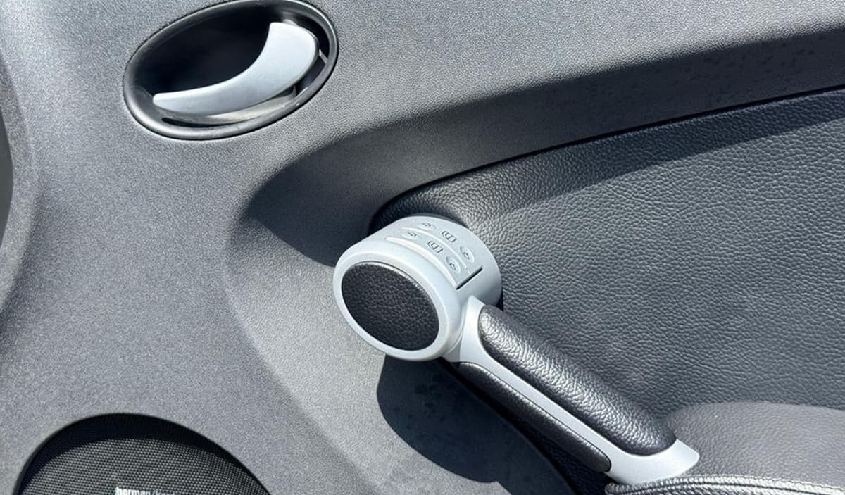 2015 Mercedes-Benz SLK350 image-10