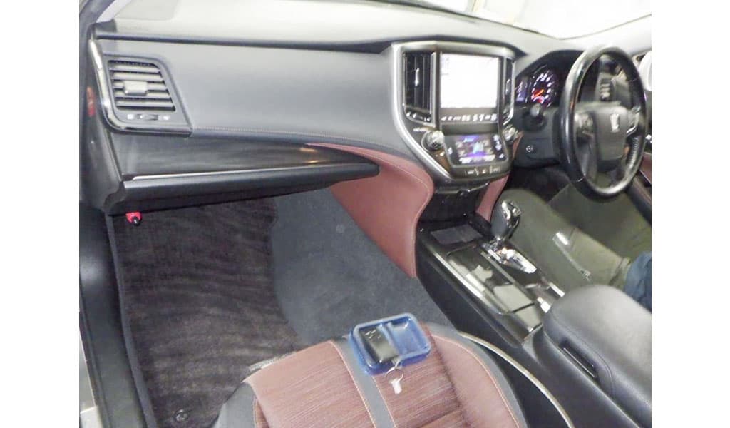 2013 Toyota Crown image-7
