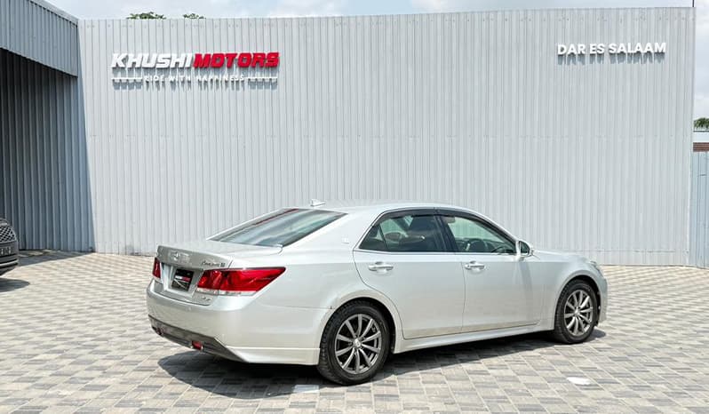 2013 Toyota Crown image-12