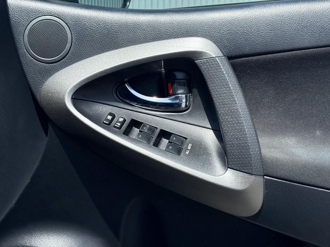 2011 Toyota Vanguard image-16