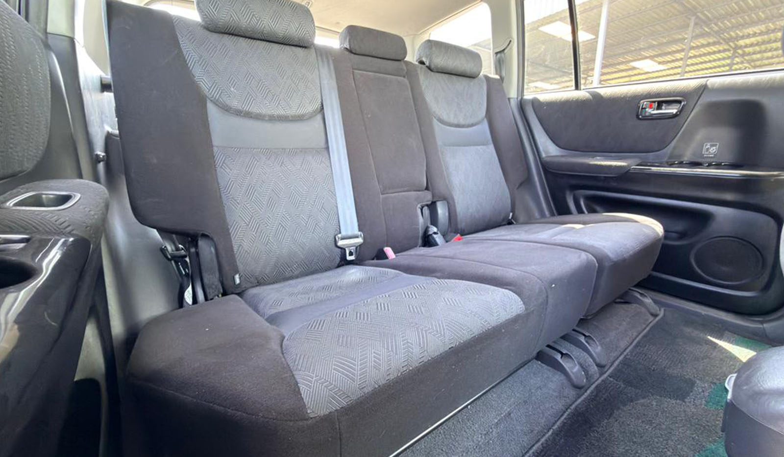 2000 Toyota Kluger image-12