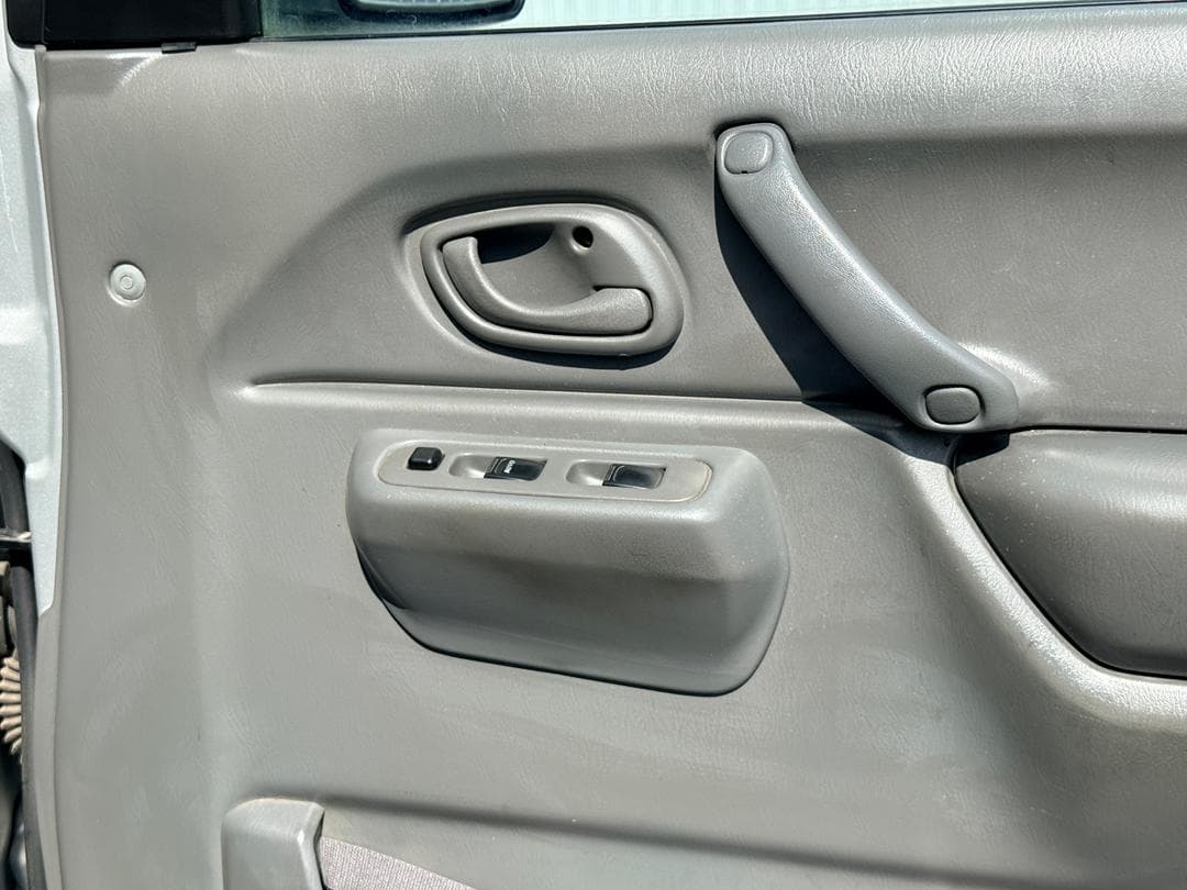 2001 Suzuki Jimny image-9