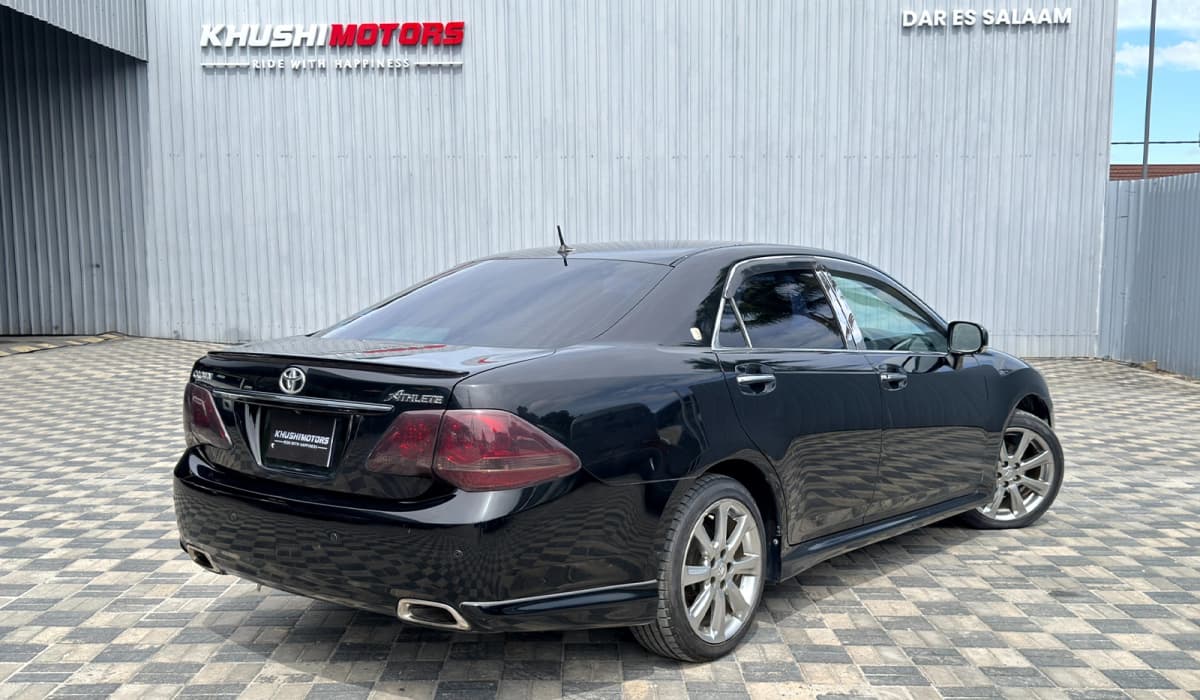 2009 Toyota Crown image-16