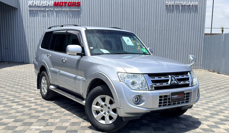 2013 Mitsubishi Pajero image-1