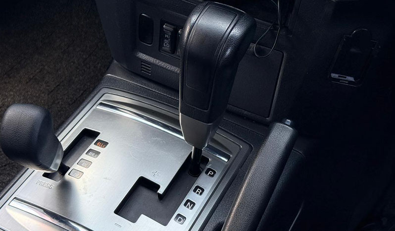 2013 Mitsubishi Pajero image-8