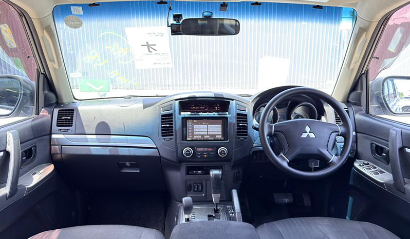 2013 Mitsubishi Pajero image-10