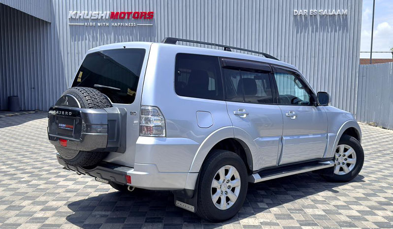 2013 Mitsubishi Pajero image-4