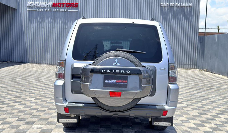 2013 Mitsubishi Pajero image-6