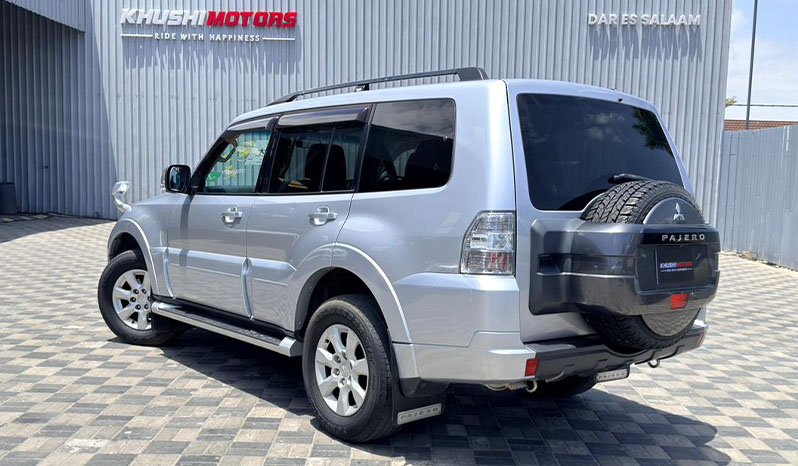 2013 Mitsubishi Pajero image-5