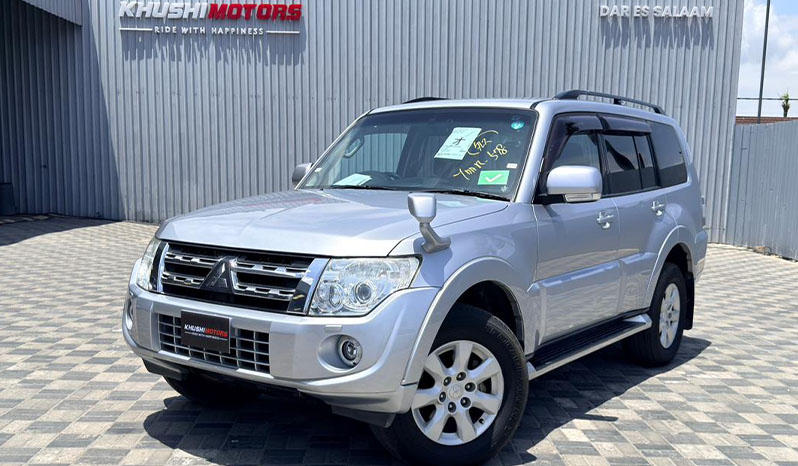 2013 Mitsubishi Pajero image-3